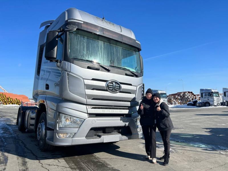 Компания Стройкомплект решила порадовать своих сотрудниц в честь Международного женского дня, организовав необычное мероприятие - женский тест-драйв грузовиков.